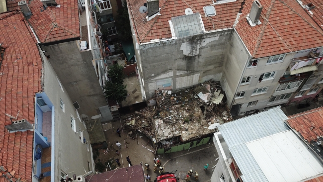 Üsküdar'da 2 katlı ahşap binada çökme